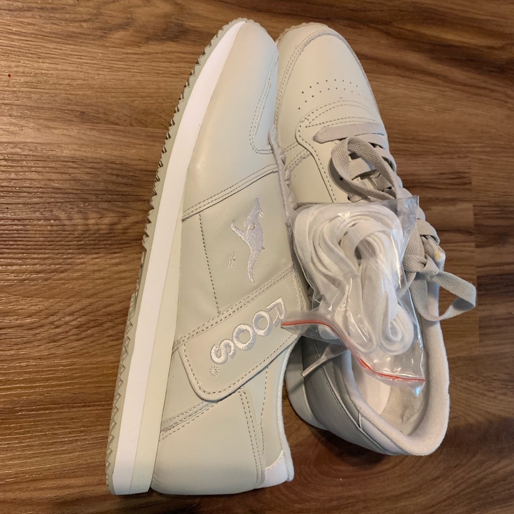 Brand New ROOS Ladies Sneakers ( Extra Laces).